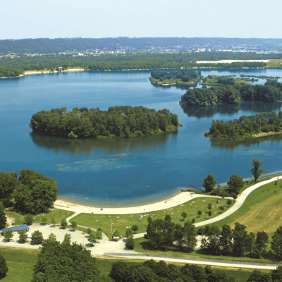 Vue du parc de Miribel Jonage, espace naturel emblématique de l’Est Lyonnais entre Meyzieu et Jonage