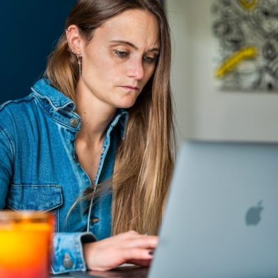 Solenne Legros réalise une estimation immobilière pour un appartement situé à Jonage