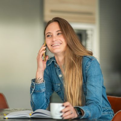 Solenne Legros accompagne une cliente dans son projet immobilier à Lyon Est
